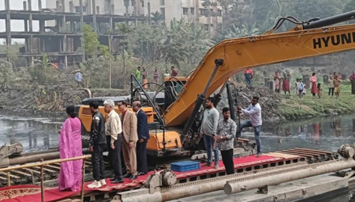 লাল গালিচায় নেমে খাল খনন উদ্বোধন করলেন তিন উপদেষ্টা