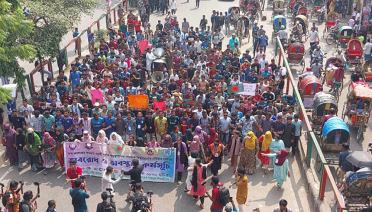 সাত কলেজ শিক্ষার্থীদের সড়ক অবরোধ, যানজটে ভোগান্তি