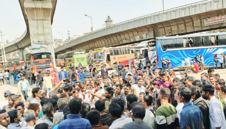 যেখানে-সেখানে যাত্রী তোলার দাবিতে বাসশ্রমিকদের সড়ক অবরোধ