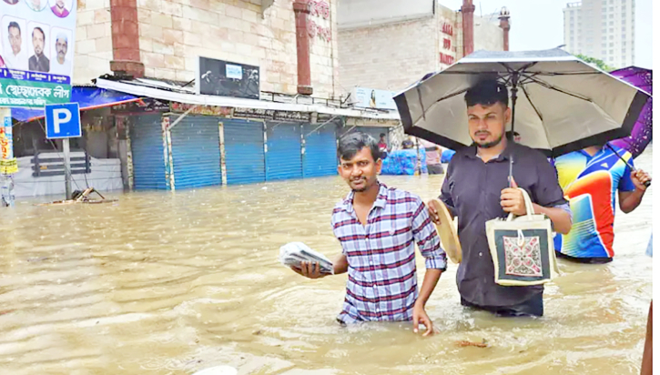 মুষল বৃষ্টিতে চরম ভোগান্তি