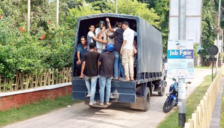 পুলিশি পাহারায় রাবি ক্যাম্পাস ছাড়লো ছাত্রলীগ