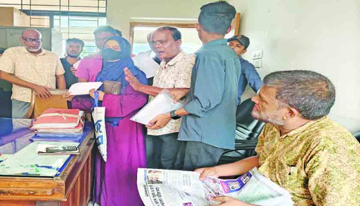 কলেজে ভর্তি : অতি চালাকদের শিক্ষাবোর্ডে ধরনা!