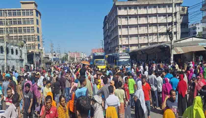 বেতনের দাবিতে সড়ক অবরোধ পোশাক শ্রমিকদের