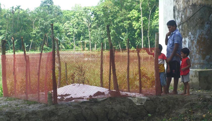 বাবা ওঠো আম খাবো, কবরের সামনে তিন বছরের ইসরাত