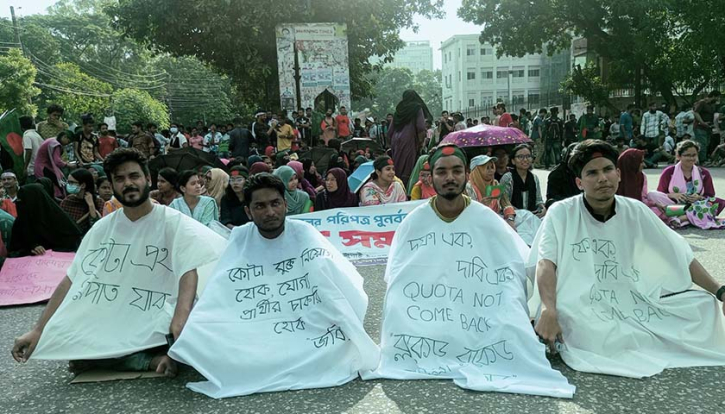 গুলিস্তানে জিরো পয়েন্টে জবি শিক্ষার্থীদের ব্লকেড