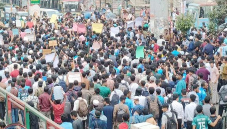 ২৪ ঘণ্টার আল্টিমেটাম দিয়ে রাস্তা ছাড়লো সাত কলেজ শিক্ষার্থীরা