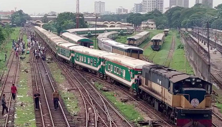 সংস্কার কাজ শেষ না হওয়ায় শিডিউল বিপর্যয় কমলাপুরে, ভোগান্তিতে যাত্রীরা