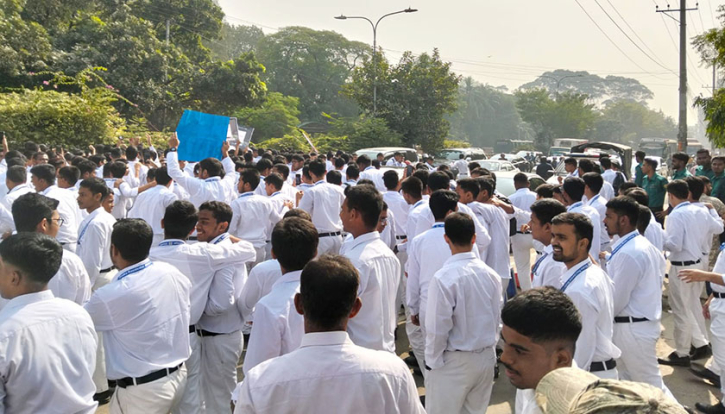 সড়ক ছাড়লেন রেসিডেন্সিয়াল কলেজের শিক্ষার্থীরা