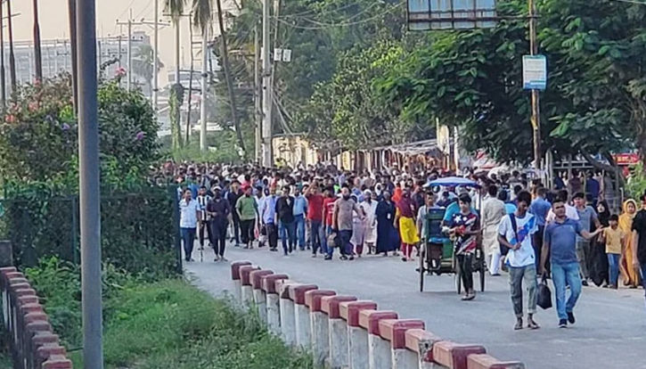 বেতনের দাবিতে শ্রমিকদের সড়ক অবরোধ