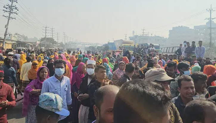 গাজীপুরে কারখানা খুলে দেয়ার দাবিতে শ্রমিকদের সড়ক অবরোধ