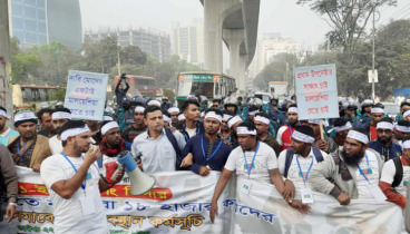 প্রবাসী কল্যাণ মন্ত্রণালয়ের সামনে আন্দোলনকারীরা, চলছে আলোচনা