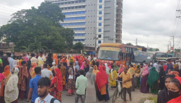 গাজীপুরে সড়ক অবরোধ করে পোশাক শ্রমিকদের বিক্ষোভ