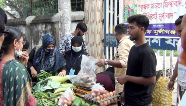 বিনা লাভে নিত্যপণ্য বিক্রি করছেন শিক্ষার্থীরা