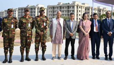 খুরুশকুলের জলবায়ু উদ্বাস্তু পুনর্বাসন প্রকল্প পরিদর্শন করলেন প্রধান উপদেষ্টা 