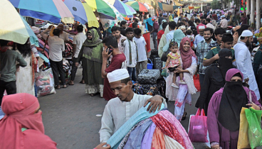 রাজধানীতে ছুটির দিনে জমে উঠেছে ঈদের কেনাকাটা