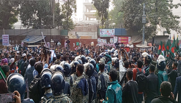 পুলিশের বাধায় শাহবাগে আটকে গেলো শিক্ষকদের পদযাত্রা