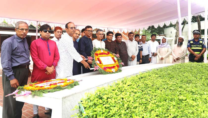 বঙ্গবন্ধুর সমাধিতে ইউজিসির নবনিযুক্ত সদস্যের শ্রদ্ধা 