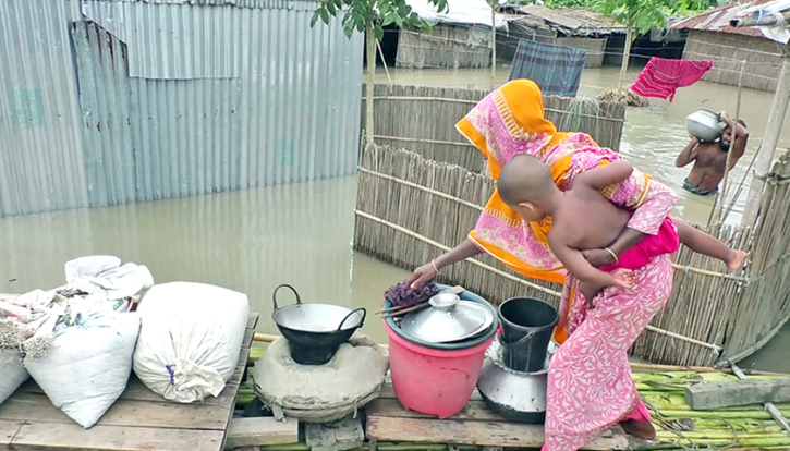 ফুঁসে ওঠা ব্রহ্মপুত্রে বিপর‌্যস্ত জনপদ