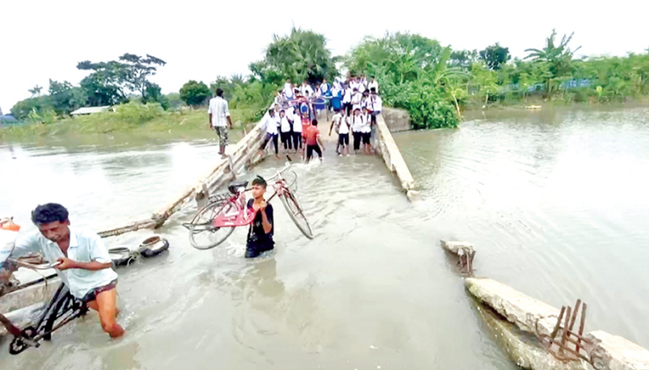 ভাঙা সেতুতে শিক্ষার্থীদের সীমাহীন দুর্ভোগ 