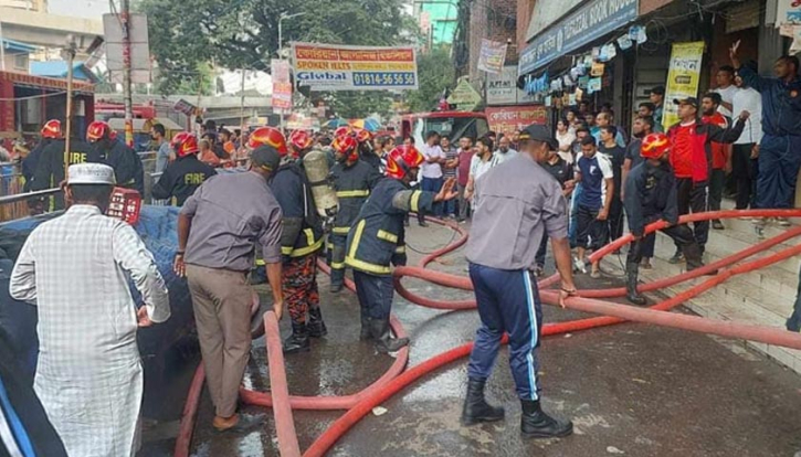 রাজধানীর ফার্মগেটে বাণিজ্যিক ভবনে আগুন