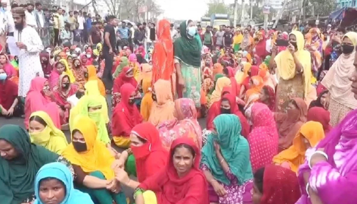 ঈদ বোনাসের দাবিতে শ্রমিকদের ঢাকা-ময়মনসিংহ মহাসড়ক অবরোধ