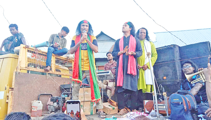 বন্যাদুর্গতদের জন্য গানে গানে অর্থ সংগ্রহে কুদ্দুস বয়াতী