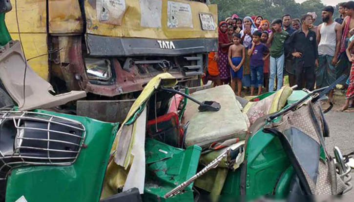 ট্রাক-অটোরিকশার মুখোমুখি সং*ঘর্ষে প্রাণ গেল ৪ জনের