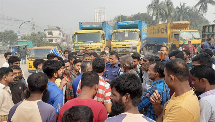 শ্রমিক নেতা গ্রেফতারের প্রতিবাদে সড়ক অবরোধ