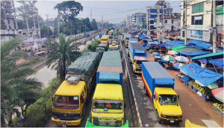 নবীনগর-চন্দ্রা মহাসড়ক ছাড়লেন শ্রমিকেরা