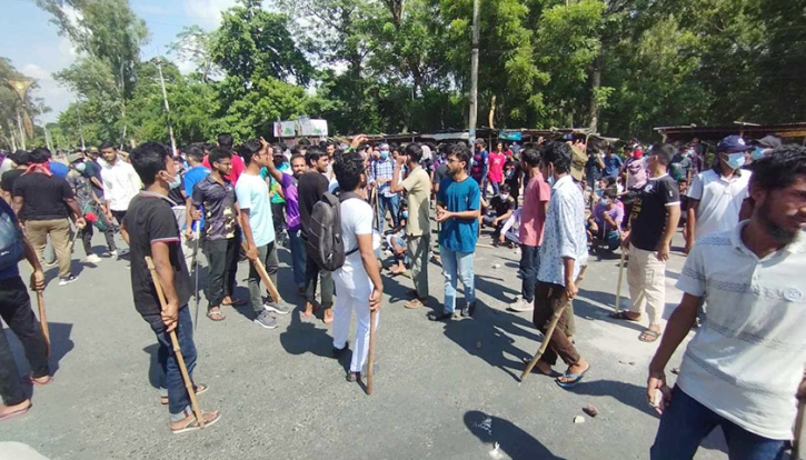 হা*মলার প্রতিবাদে মহাসড়ক অবরোধ রাবি শিক্ষার্থীদের