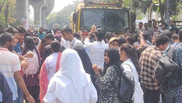 ধ*র্ষণ-নি*র্যাতনের প্রতিবাদে শাহবাগে ৩০ কলেজের শিক্ষার্থীরা