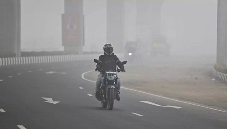 শহরজুড়ে কুয়াশার চাঁদর