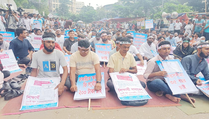 প্রজ্ঞাপনের দাবিতে ফের অবস্থানে ৩৫ প্রত্যাশীরা